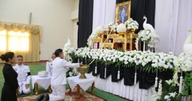 มุกดาหาร จังหวัดมุกดาหารเปิดให้ประชาชน ข้าราชการ และพสกนิกรทุกหมู่เหล่า เข้าถวายน้ำสรงพระบรมศพ