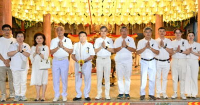 มูลนิธิป่อเต็กตึ๊ง รวมพลังผู้มีจิตศรัทธา จัดพิธีเวียนธูปศักดิ์สิทธิ์ เนื่องในเทศกาลกินเจ ประจำปี 2568 ตั้งจิตอธิษฐานถวายเป็นพระราชกุศล แด่ สมเด็จพระนางเจ้าสิริกิติ์ พระบรมราชินีนาถ พระบรมราชชนนีพันปีหลวง พระผู้เสด็จสู่สวรรคาลัย รวมทั้งขอพรให้ทั่วทั้งผืนแผ่นดินไทยผ่านพ้นโพยภัยพิบัติ ทุกแนวชายแดนไทยปลอดภัยจากการรุกราน ณ ศาลเจ้าไต้ฮงกง มูลนิธิป่อเต็กตึ๊ง พลับพลาไชย