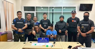 พังงา – ฝ่ายปกครองพังงาบุกจับแหล่งมั่วสุมยาเสพติดกลางดึกใน อ.ทับปุด รวบ 2 ผู้ต้องหา ของกลางยาบ้ารวม 35 เม็ด