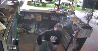 มุกดาหาร เจ้าของร้านเตือนระวังโจรแสบบุกขโมยพระและของมีค่าภายในร้าน