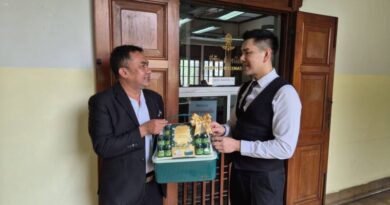 ทนายอั๋นเข้ามอบกระเช้ากับผู้ว่าการรถไฟแห่งประเทศไทย แสดงถึงมุทิตา