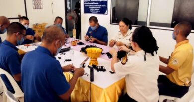 ผู้ต้องขังเรือนจำกลางสงขลา ประดิษฐ์ริบบิ้นและปลอกแขนแสดงความอาลัยแด่ “สมเด็จพระนางเจ้าสิริกิติ์ พระบรมราชินีนาถ พระบรมราชชนนีพันปีหลวง” ด้วยสำนึกในพระมหากรุณาธิคุณอันหาที่สุดมิได้