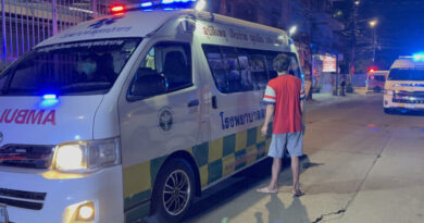 อุกอาจ วัยรุ่นขี่มอไซค์ไล่ยิงกันกลางซอยแบริ่ง หญิงเข็นรถเก็บของเก่าถูกลูกหลงกระสุนเจาะศีรษะเจ็บสาหัส