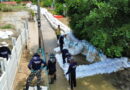 อ่างทอง – น่าชื่นชมผู้บัญชาการเรือนจำนำผู้ต้องขังร่วมแรงใจช่วยชาวบ้าน หมู่ที่ 5 ตำบลโผงเผง ช่วยกั้นน้ำที่พังไหลเข้าหมู่บ้านได้แล้ว
