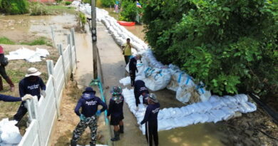 อ่างทอง – น่าชื่นชมผู้บัญชาการเรือนจำนำผู้ต้องขังร่วมแรงใจช่วยชาวบ้าน หมู่ที่ 5 ตำบลโผงเผง ช่วยกั้นน้ำที่พังไหลเข้าหมู่บ้านได้แล้ว