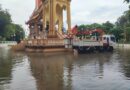 ปทุมธานี – น้ำล้นตลิ่งเข้าท่วมลานวัดริมแม่น้ำเจ้าพระยาปชช.ต้องแบกโลงศพใส่รถไปเผาที่เมรุ