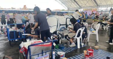 นายกเมืองชลให้นักเรียนประถม-มัธยม มีส่วนร่วมเพ้นท์สีควายปูนสวยงาม งานวิ่งควายชลบุรี