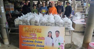 ถึงวัดน้ำท่วมก็ยังตั้งโรงทานปันสุขช่วยน้ำท่วมสุโขทัย