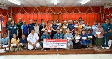 มูลนิธิป่อเต็กตึ๊ง จัดงบฯ กว่า 4.6 แสนบาท ลงพื้นที่จังหวัดอุบลราชธานี ศรีสะเกษ และสุรินทร์ มอบเงินช่วยเหลือกรณีบ้านพังเสียหายทั้งหลังจากเหตุการณ์ปะทะชายแดนไทย-กัมพูชา