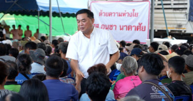 ส.ส.อนุชา ลงพื้นที่มอบถุงยังชีพซับน้ำตาผู้ประสบอุทกภัยในพื้นที่ ต.โพนางดำออก