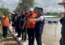 อ่างทอง – คันดินป้องกันน้ำโผงเผงสไลด์ยุบตัวน้ำไหลทะลักหลังน้ำในคลองโผงเผงเพิ่มสูงขึ้นอย่างต่อเนื่อง