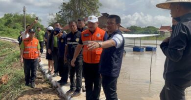 อ่างทอง – คันดินป้องกันน้ำโผงเผงสไลด์ยุบตัวน้ำไหลทะลักหลังน้ำในคลองโผงเผงเพิ่มสูงขึ้นอย่างต่อเนื่อง