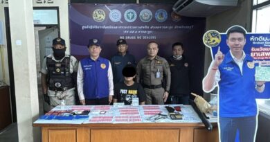 ปกครองบางละมุง ร่วม ตร. รวบ “ตั้ว” พ่อค้ายาเสพติด ยึดยาบ้าเกือบ 3,000 เม็ด-ไอซ์กว่า 50 กรัม พร้อมอาวุธปืน