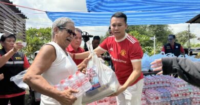 ปทุมธานี – ไม่ทิ้งกัน2อดีตส.ส.ตระกูลดังบุกริมเจ้าพระยาควักเงินส่วนตัวแจกถุงยังชีพ300ชุดสู้ภัยน้ำท่วม