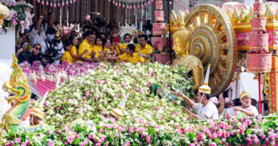 ประชาชนสองฝั่งคลองสำโรงร่วมอธิษฐานโยนบัวคึกคักในงานประเพณีรับบัว 2568