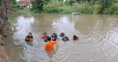 ปทุมธานี – หนุ่มกาฬสินธุ์ดื่มหนักขี่จยย.กลับที่พักกลางดึกพลัดตกคลองจมน้ำเสียชีวิต