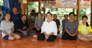 อ่างทอง – แม่เพลงพื้นบ้านบางเสด็จพร้อมสมาชิกศูนย์ตุ๊กตาชาววังร่วมกันร้องเพลงถวายอาลัย พระบรมราชชนนีพันปีหลวง ด้วยสำนึกในพระมหากรุณาธิคุณเป็นล้นพ้นอันหาที่สุดมิได้