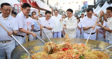 พังงา–รมช.เกษตร ร่วมผัดหมี่มงคลเก้าเซียนกระทะยักษ์ เปิดงานอิ่มบุญกินผัก ปิดถนนกลางตลาดท้ายเหมืองกินอาหารเจฟรีกว่า100ร้าน