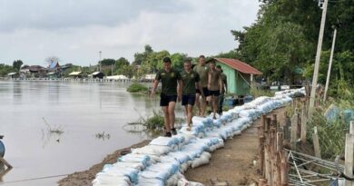 อ่างทอง – ระดับน้ำที่ไหลผ่านจังหวัดอ่างทองเริ่มทรงตัว มีบางพื้นที่ เช่น ที่ อำเภอป่าโมก เพิ่มขึ้นเล็กน้อย