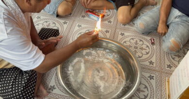 อ่างทอง – มาแล้วเลขน้ำตาเทียนพระพิฆเนศชาวบ้านทำพิธีบวงสรวงขอตัวเลขเสี่ยงทาย โดยใช้หยดน้ำตาเทียนลงในอ่างน้ำมนต์ เห็นเป็นตัวเลข 089 ไปเสี่ยงดวง