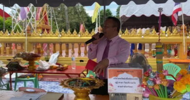 อ่างทอง – สีสันงานปิดทองหลวงพ่อเพชรวัดจันทรารามชาวบ้านทำบุญ200ขึ้นไปแจกซองอังเปาเป็นสลากกินแบ่งรัฐบาล1ใบ นำไปลุ้นรางวัล เผื่อถูกรางวัลใหญ่จากการทำบุญ