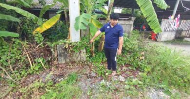 ปทุมธานี – หวิดดับยกครัวภรรยาถูกหนุ่มตามทำร้ายปาหินใส่รถชักปืนขู่ตำรวจนิ่งเฉยหวั่นไม่ปลอดภัย