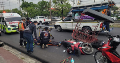 ลุงวัย 62 ขี่ซาเล้งพ่วงข้างล้อตกร่องระหว่างฟุตบาทล้มเจ็บ
