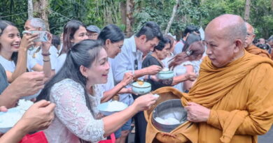 พังงา-พุทธศาสนิกชน แห่ร่วมงานทอดกฐินสามัคคีวัดเขาม่วง มอบคอมพิวเตอร์ให้โรงเรียนบนเกาะพระทอง และอุปกรณ์ทางการแพทย์ให้โรงพยาบาล