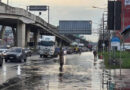 ฝนถล่มสมุทรปราการคืนที่ 2 ถนนแพรกษาจมบาดาลซ้ำ หนุ่มขี่มอเตอร์ไซค์ถูกคลื่นรถบัสซัดล้มจมน้ำ