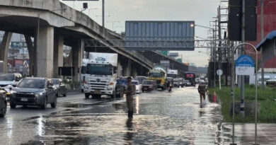 ฝนถล่มสมุทรปราการคืนที่ 2 ถนนแพรกษาจมบาดาลซ้ำ หนุ่มขี่มอเตอร์ไซค์ถูกคลื่นรถบัสซัดล้มจมน้ำ