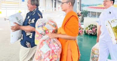 ปทุมธานี วัดพระธรรมกายมอบอาหารแห้งช่วยเหลือผู้สูงอายุ ผู้ป่วยติดเตียง และครัวเรือนเปราะบางในชุมชนคลองหนึ่ง