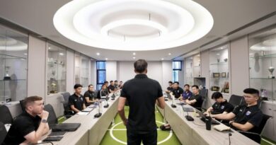 แอนโธนี ฮัดสัน หัวหน้าผู้ฝึกสอนทีมชาติไทย เรียกประชุมสตาฟโค้ชและทีมงาน เพื่อวางแผนแนวทางการทำงานเบื้องหลัง สำหรับสนับสนุนนักฟุตบอลทีมชาติไทย 🇹🇭 ให้ไปสู่เป้าหมายที่วางไว้