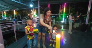 ปทุมธานีประชาชนหลั่งไหลลอยกระทงภายในวัดริมแม่น้ำเจ้าพระยาแม้จะมีน้ำเอ่อท่วมเข้าวัด