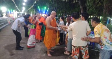 พิษณุโลก – บรรยากาศงานกฐินสามัคคีร่วมตักบาตรเที่ยงคืนพระอุปคุตวัดบึงกระดานประชาชนร่วม “งานเป็งปิด” ตักบาตรตอนเที่ยงคืนวันวิสาบูชา ณ วัดบึงกระดาน – ร่วมบุญตักบาตรเที่ยงคืนพระอุปคุตพร้อมพระสงฆ์ 59 รูป