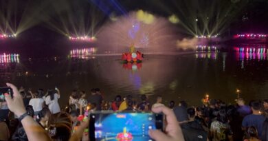 ประชาชนชาวหาดใหญ่ ร่วมใจลอยกระทงคึกคัก ด้าน อบจ.สงขลา ปรับรูปแบบงานน้อมอาลัยสมเด็จพระพันปีหลวง จัดโชว์ม่านน้ำ และการแสดงโขน “สายธาราแห่งพระมหากรุณาธิคุณ สถิตในใจนิรันดร์