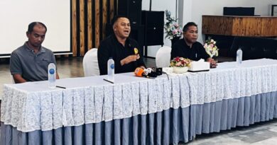 11-68ชุมพร_กำนันดังชุมพรแถลงชี้แจงอีกมุม คาใจพาชาวบ้านคนไทยข้ามแดนไปทอดกฐินเชื่อมความสัมพันธ์ระหว่างแนวสองฝั่งชายแดนไทย-เมียนมา โดนแจ้งข้อหานำพาต่างด้าวฯ เผยไม่เกี่ยวข้องกัน รถคันที่ขนชาวเมียนมาเข้าออกด่านคนละวันเวลา พร้อมเปิดคลิปภาพหลักฐาน “ผมคงไม่สิ้นคิดถึงขนาดค้าแรงงานต่างด้าวกลางวันและเข้าออกทางฐาน ตชด.หรอกครับ”