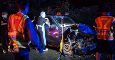 ร้อยเอ็ด วินาศสันตะโร  กระบะขับฝ่าฝนตกเสียหลักชนประสานงารถเก๋งกระเด็นพุ่งไปชนรถเก๋งอีกคัน บาดเจ็บติดภายใน