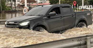 อ่างทอง คืบหน้าน้ำท่วมตลาดป่าโมกลดลงแล้วส่วนบริเวณคอสะพานข้ามแม่น้ำเจ้าพระยาน้ำยังสูง มีรถบรรทุกและรถกระบะใช้เส้นทางดังกล่าวสัญจร ด้านโรงพยาบาลป่าโมกมีแนวคันดินป้องกันเปิดให้บริการได้ตามปกติ