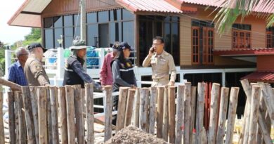 ผู้ว่าราชการจังหวัดสิงห์บุรี ตรวจสอบรอยรั่วน้ำเจ้าพระยา ตำบลพระงาม ท้ายเขื่อนเจ้าพระยาระบายน้ำ 2,800 ลูกบาศก์เมตรวินาที เกิดรอยรั่วส่งผลให้น้ำไหลทะลักเข้าท่วมบ้านเรือนประชาชน ในบริเวณหมู่ 2 ต.พระงาม อ.พรหมบุรี จ.สิงห์บุรี