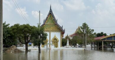 ปทุมธานีวัดบางนาน้ำทะลักท่วมหลังเขื่อนเจ้าพระยาปล่อยน้ำเพิ่มด้านวัดหงษ์กั้นกระสอบทราย 15 ชั้นสู้