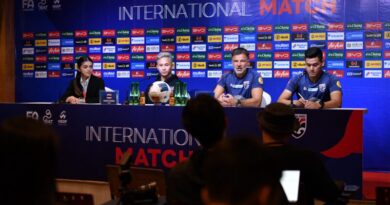 “แอนโธนี ฮัดสัน” และ “สุภโชค สารชาติ” ร่วมแถลงข่าวก่อนการแข่งขันฟุตบอลอุ่นเครื่องนัดพิเศษกับ สิงคโปร์