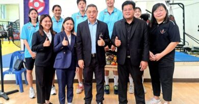 “มวยไทย” กำลังใจเต็มเปี่ยม “เนตบอล” ถ้าได้ทองฉลองใหญ่ หลังได้พลังบวกจาก ดร.ณัฏฐ์ ธีรณัฐสุภานนท์ ที่ปรึกษากิตติมศักดิ์คณะกรรมาธิการการท่องเที่ยวและการกีฬาวุฒิสภา , ที่ปรึกษาคณะอนุกรรมาธิการด้านการกีฬา วุฒิสภา , คณะอนุกรรมาธิการศึกษากฏหมายท่องเที่ยวและกีฬา วุฒิสภา และประธานมูลนิธิกองทุนพัฒนาการกีฬา เยี่ยมชมการฝึกซ้อม , มอบกระเช้าผลไม้ , เงินสนับสนุนการฝึกซ้อม พร้อมให้โอวาทแก่นักกีฬาทีมชาติไทยชุดสู้ศึกซีเกมส์ทั้งสองสมาคม