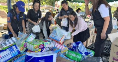 จ.จันทบุรี ข้าราชการประชาชนร่วมกันบริจาคสิ่งของเครื่องอุปโภคบริโภคที่มีความจำเป็น ต่อการดำรงชีวิตไปช่วยเหลือ ผู้ประสบอุทกภัย อำเภอ หาดใหญ่ จ.สงขลา