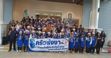 พังงา-ผู้ว่าพังงาส่งแม่ครัวจิตอาสาเกือบ100คนพร้อมวัตถุดิบ ออกเดินทางมุ่งหน้าสู่อำเภอหาดใหญ่ เปิดครัวสนามจัดทำอาหารช่วยเหลือผู้ประสบภัยน้ำท่วม