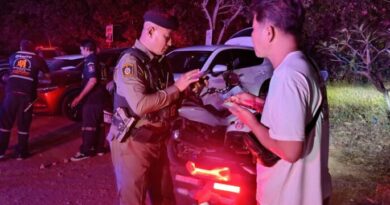 หนุ่มโฟร์แมนฉลองเงินออก นั่งดื่มริมจุดชมวิวแหลมฉบัง เมาพลาดตกสูง 7 เมตร เจ็บ หนุ่มโฟร์แมน บริษัท รับเหมาดัง วัย 46 ปี ฉลองเงินเดือนออกเมาสุราลื่นตกเนินเขาจุดชมวิวทะเลแหลมฉบังลึก 7 เมตร กู้ภัยฯ โรยตัวช่วยอย่างทุลักทุเล โชคดีเจ็บสาหัส