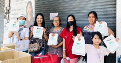 คลินิกเวชกรรม “หมอเพ็ชร” ตั้งอยู่บนถนนเพชรเกษม อำเภอหาดใหญ่ จังหวัดสงขลา ได้จัดกิจกรรมแจกยาป้องกันโรคฉี่หนูและยารักษาน้ำกัดเท้าให้กับประชาชนผู้ประสบภัยน้ำท่วมในพื้นที่หาดใหญ่