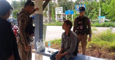 ชุมพร-หนุ่มเมียนมาหนีเข้าเมืองเพื่อนพาปล่อยทิ้งกลางดึกให้นอนศาลาริมทาง ชาวบ้านผวาแจ้งตร.ตรวจสอบไม่พบเอกสารใดๆพร้อมควบคุมตัวดำเนินคดี