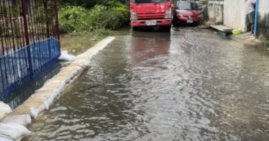 ปทุมธานี – วิกฤตน้ำเจ้าพระยาหลังปภ.เตือนเพิ่มการระบายน้ำเทศบาลเสริมกระสอบทรายสู้ภาวะน้ำเอ่อท่วมตลาดสด ชาวบ้านผวาซ้ำรอยปี 54