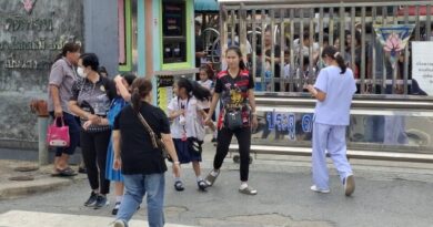 อ่างทอง – ผู้ปกครองแห่รับบุตรหลานหลังโรงเรียนอนุบาลวัดอ่างทองประกาศด่วนให้ผู้ปกครองมารับบุตรหลาน และปิดการเรียนการสอน