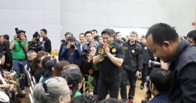 ปทุมธานี – ธรรมนัสลงพื้นที่ติดตามสถานการณ์น้ำมั่นใจคูคตเอาอยู่พร้อมมอบถุงยังชีพชูมาตรการน้ำเร่งระบายสู่ทะเล